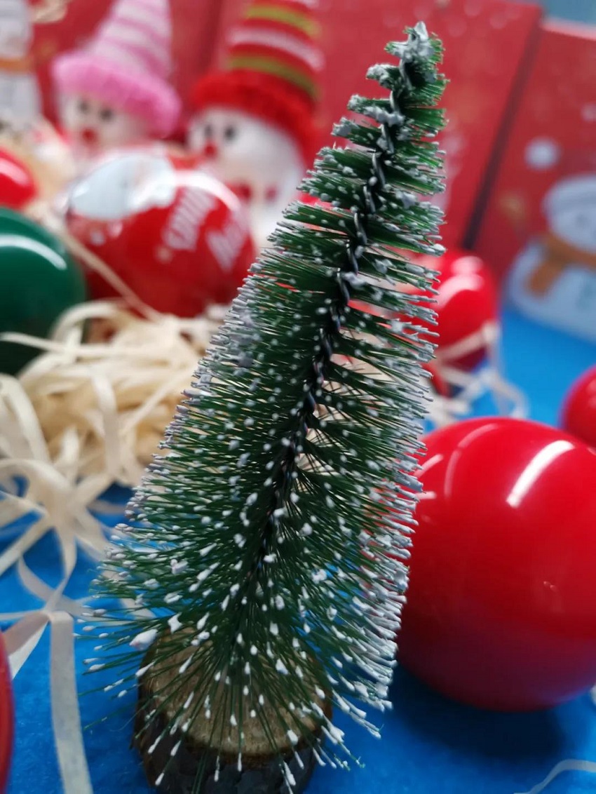 圣誕老人不僅帶來了糖果、蛋糕、還有無盡歡笑，因為他叫“水思源”