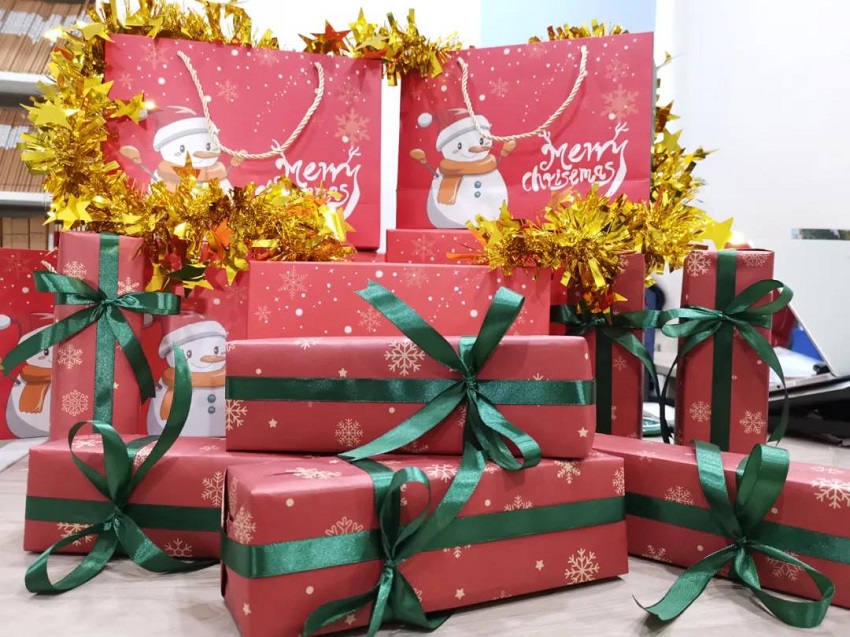 圣誕老人不僅帶來了糖果、蛋糕、還有無盡歡笑，因為他叫“水思源”