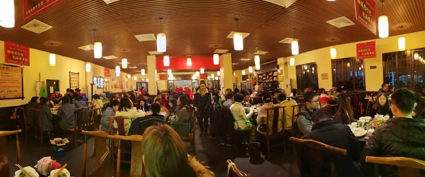 圣誕老人不僅帶來了糖果、蛋糕、還有無盡歡笑，因為他叫“水思源”