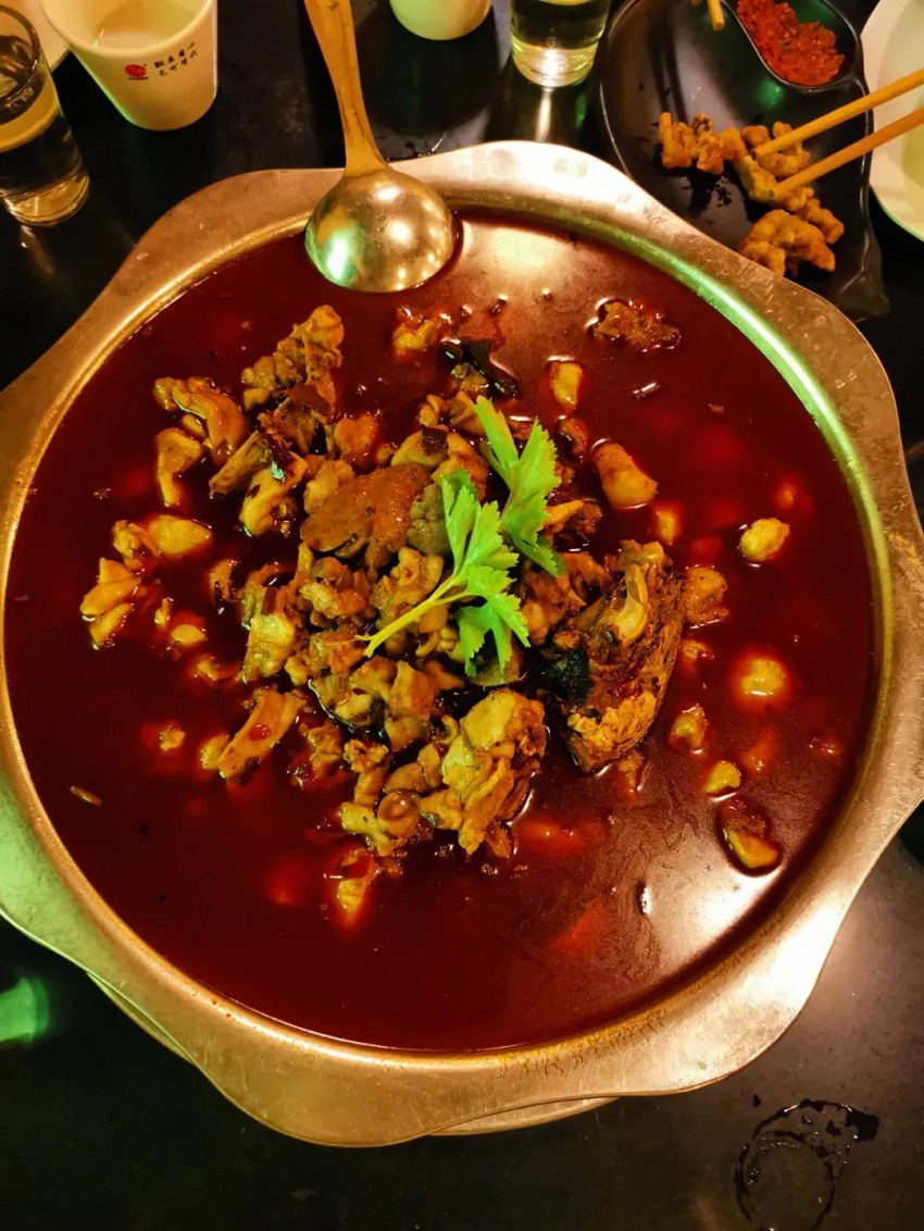 圣誕老人不僅帶來了糖果、蛋糕、還有無盡歡笑，因為他叫“水思源”