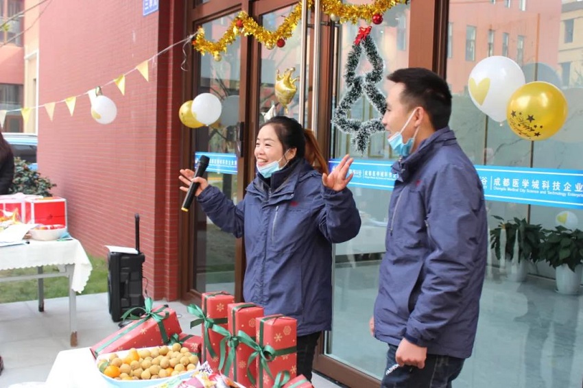 圣誕老人不僅帶來了糖果、蛋糕、還有無盡歡笑，因為他叫“水思源”